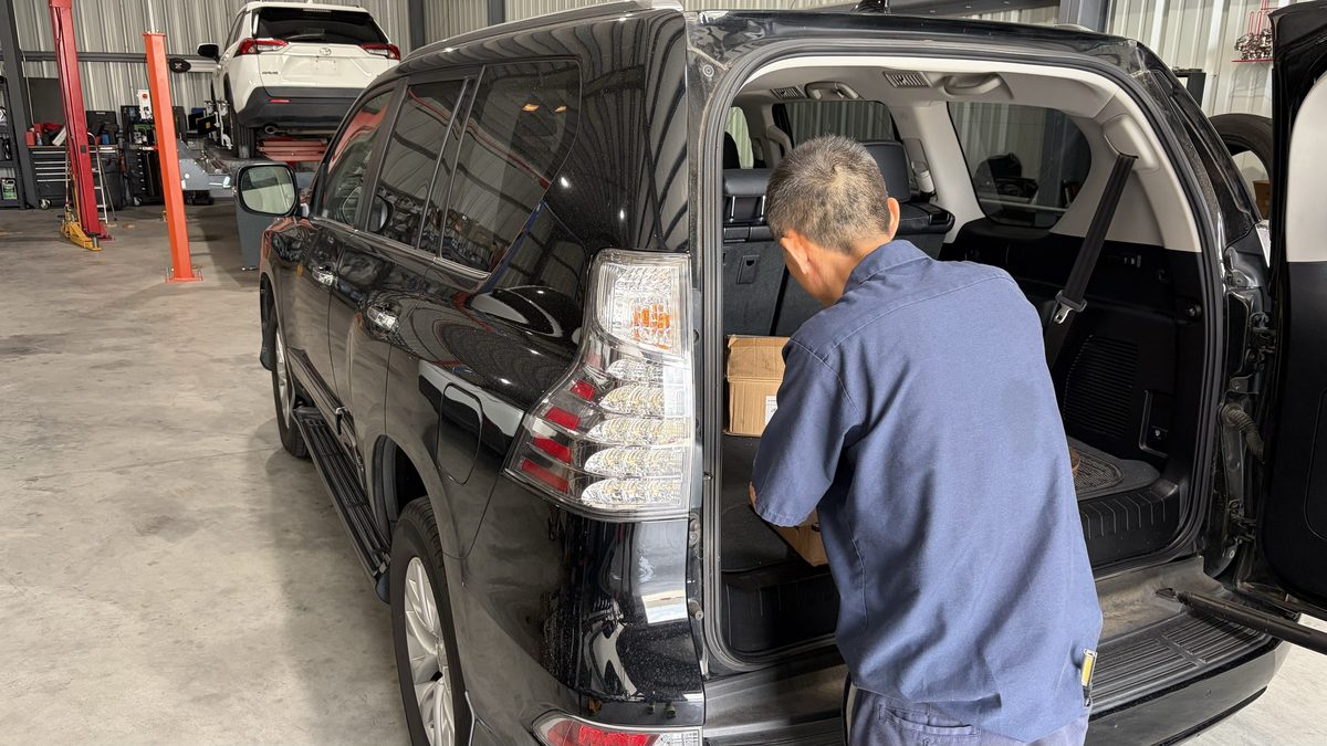 Vehicle side service bay